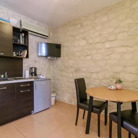 Apartman Atlas 1 *